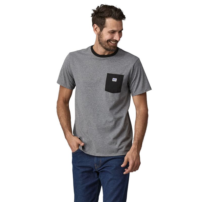 Polo-M-C-Outdoor-Unisex-Shop-Sticker-Pocket-Responsibili-Tee-Gris-Patagonia